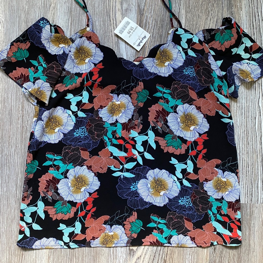 Cute strap and shoulder cuff tank!